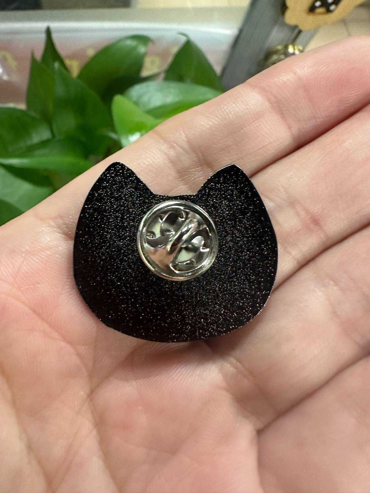 Pin de gatito KnT sencillo